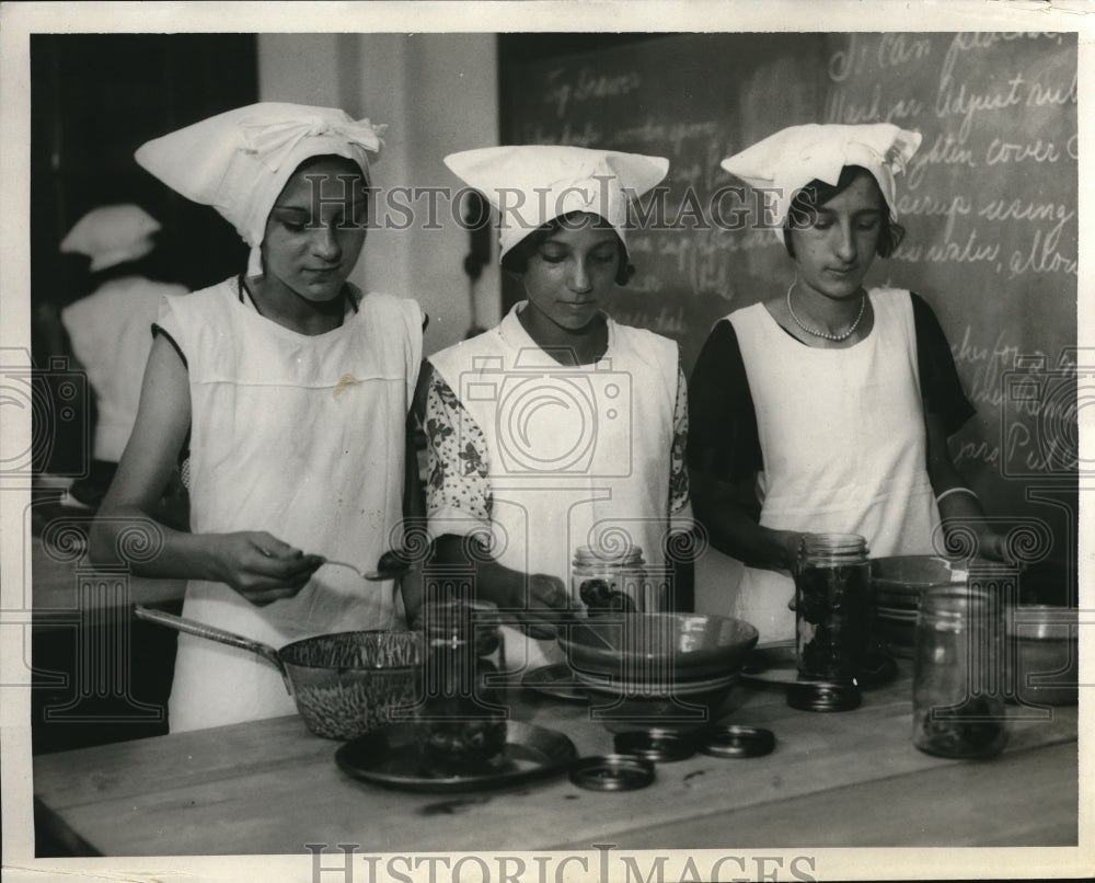 1931 Press Photo Sue Molnar, Lena Napoli, Elizabeth Bator working in kitchen