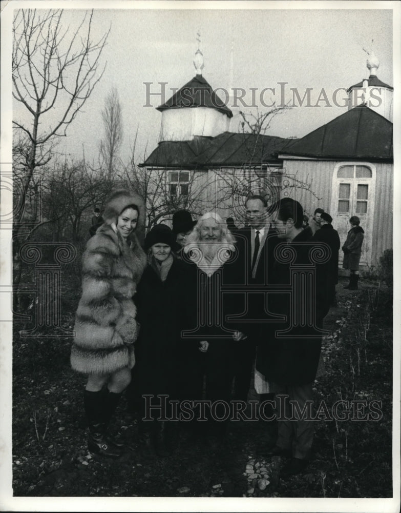1968 Press Photo Hermit Timofej Prochorov, Sister Natasha, Brubakers in Garden