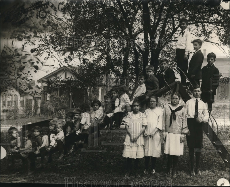 Load image into Gallery viewer, 1923 Press Photo Children adopted by Mrs. R. E. Beals - nex12383
