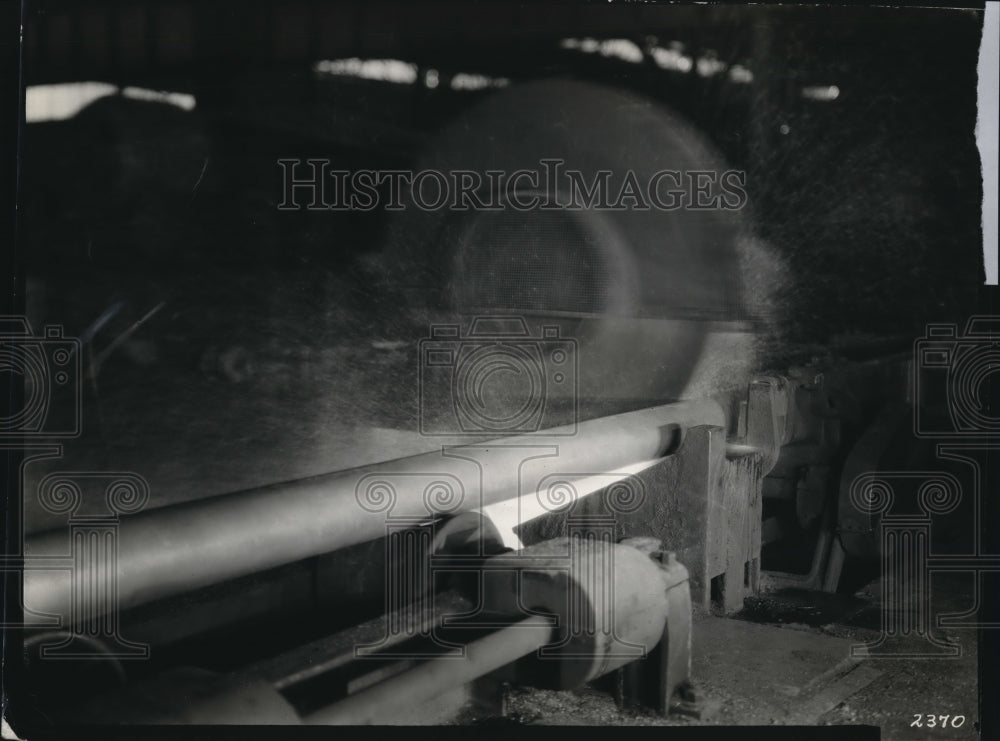 1937 Press Photo Hot Saw Cutting Pipe, Pilger Seamless Mills, Youngstown Tube Co