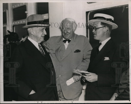 1937 Press Photo Steel Magnate Charles M. Schwab Talking w Reports in New York