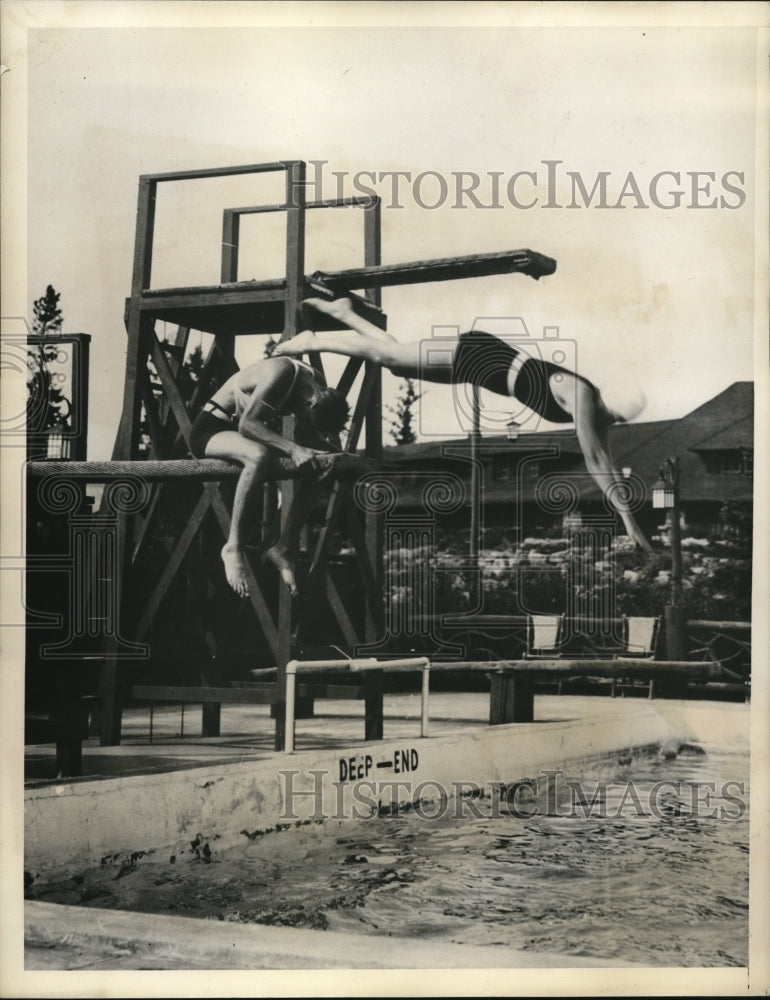Load image into Gallery viewer, 1933 Press Photo Lady Noyra Ponsonby Daughter Of Canadas Gov Gen Dives In Pool
