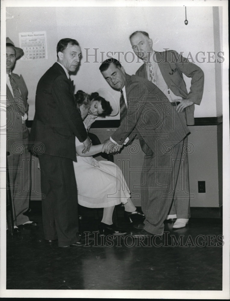 1942 Press Photo Deputy Marshal Consoles Mrs. Stephens