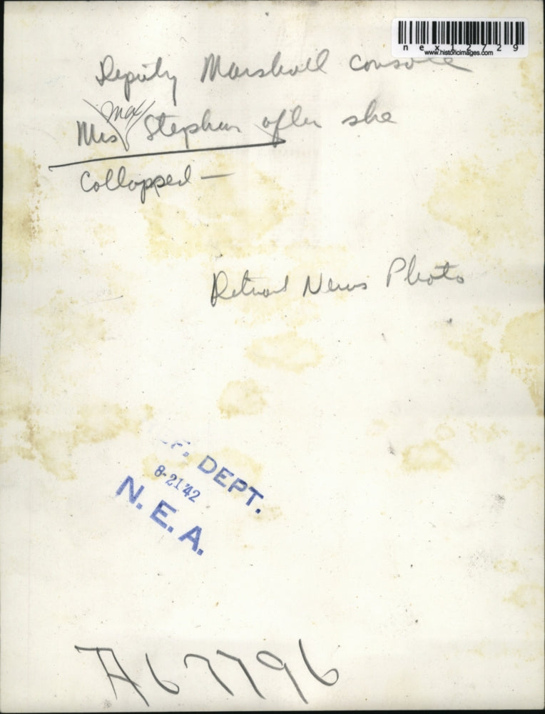 1942 Press Photo Deputy Marshal Consoles Mrs. Stephens