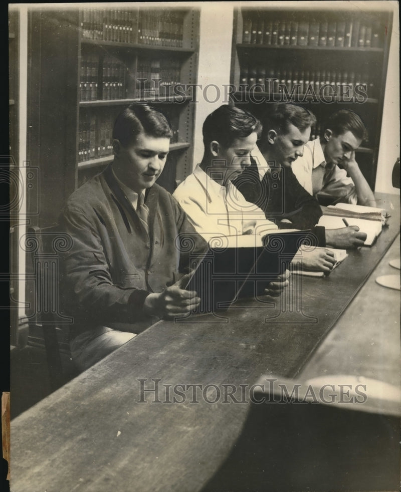 Load image into Gallery viewer, 1931 Press Photo Don Roe golf champion at University of Oregon law school
