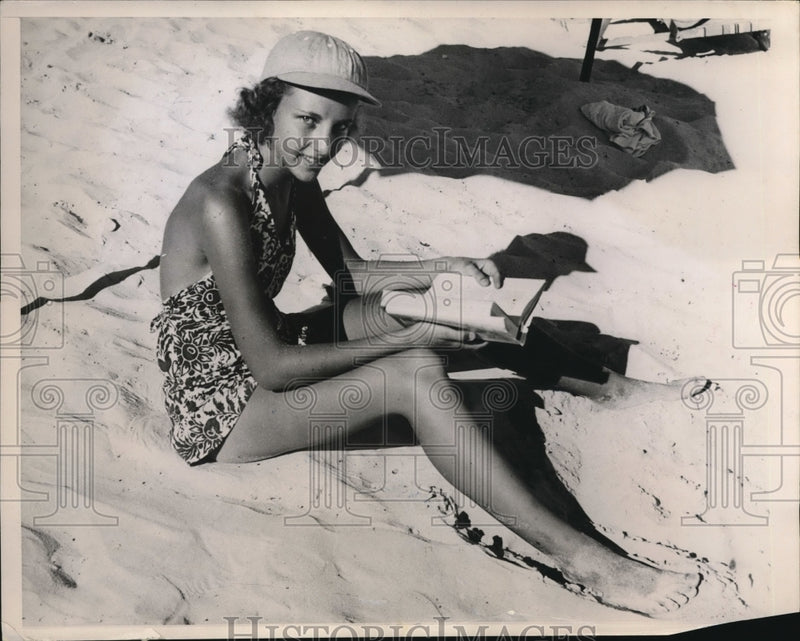 Load image into Gallery viewer, 1937 Press Photo Socialite Anne Marie Saportas Vacationing, Coral Beach Bermuda
