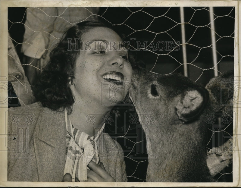 Load image into Gallery viewer, 1937 Press Photo Francis Adair kissed by a triplet deer - nex12973
