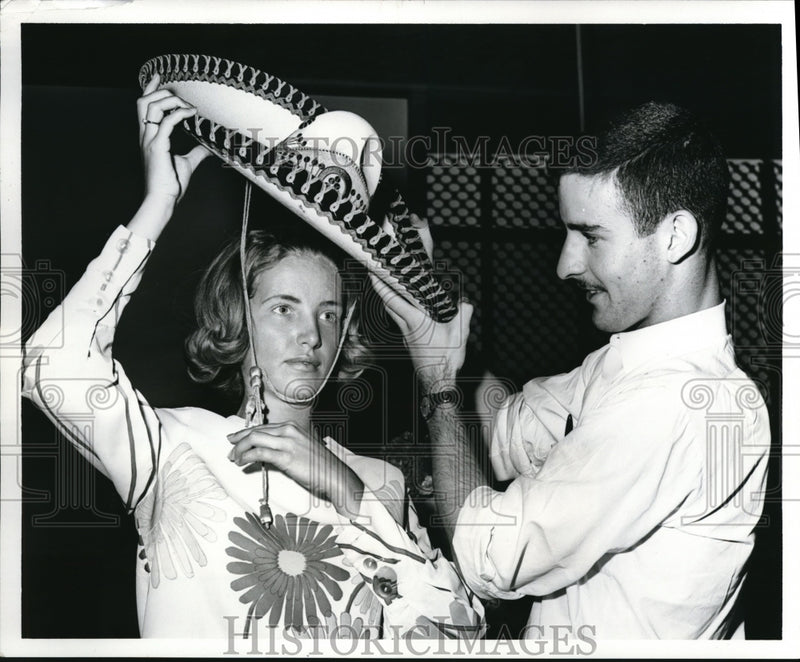 Load image into Gallery viewer, 1965 Press Photo Tony Moulton Mary Kay Schloff with Sombrero New York World Fair
