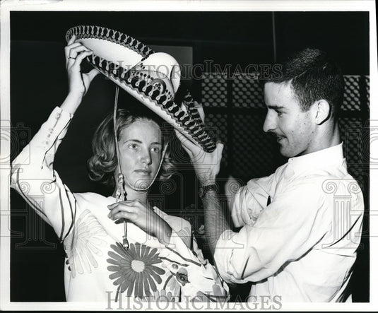1965 Press Photo Tony Moulton Mary Kay Schloff with Sombrero New York World Fair