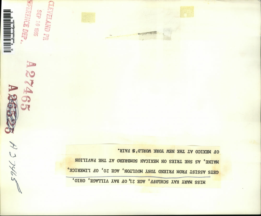 1965 Press Photo Tony Moulton Mary Kay Schloff with Sombrero New York World Fair