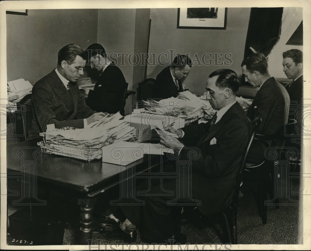 1936 Press Photo Readers in office of the Voice of Experience radio show of CBS