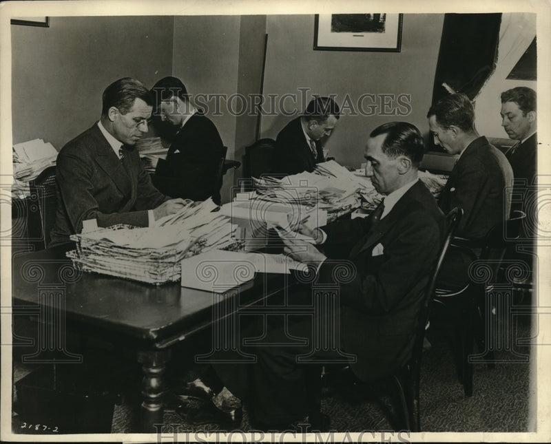 Load image into Gallery viewer, 1936 Press Photo Readers in office of the Voice of Experience radio show of CBS
