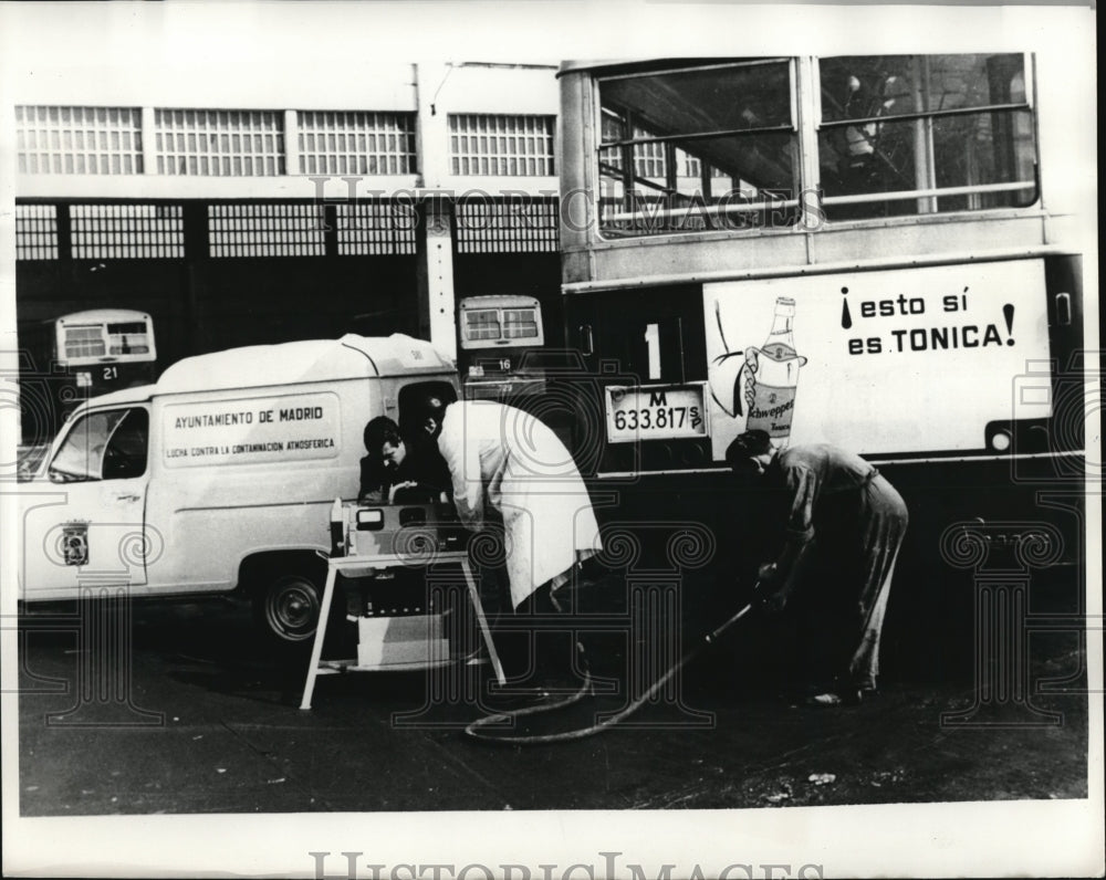 1970 Press Photo Madrid Spain air pollution techs test car exhausts