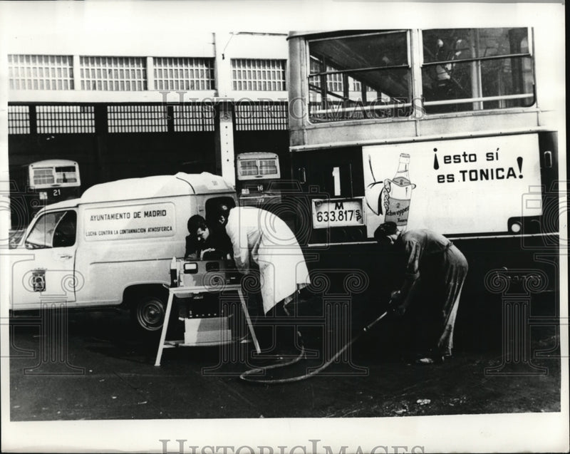 Load image into Gallery viewer, 1970 Press Photo Madrid Spain air pollution techs test car exhausts
