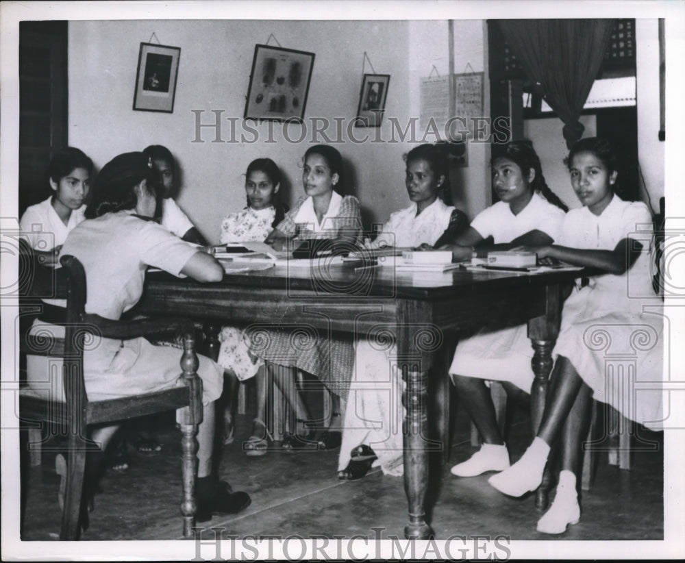 1955 Press Photo Colombo Ceylon Girls at testing to join police force- Historic Images