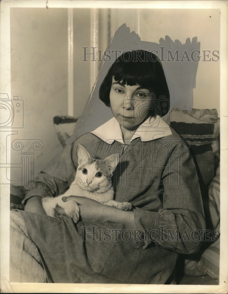 Load image into Gallery viewer, 1935 Press Photo Angela a Dutch artist &amp; her cat Mutzel
