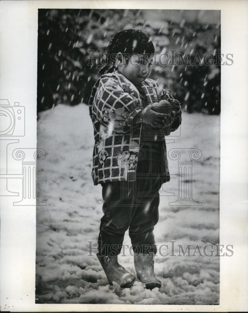 Load image into Gallery viewer, 1963 Press Photo Japanese Girl enjoys snowfall in Aomori, Japan
