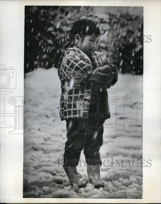 1963 Press Photo Japanese Girl enjoys snowfall in Aomori, Japan