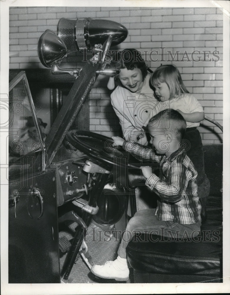 Load image into Gallery viewer, 1959 Press Photo June &amp; Janet Cutts Boy Bill Brockman Plays With Steering Wheel
