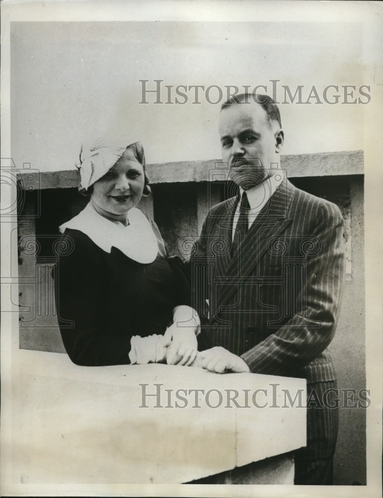1933 Press Photo Leon Gilbert Simon poses with bride, Fannette Brigand