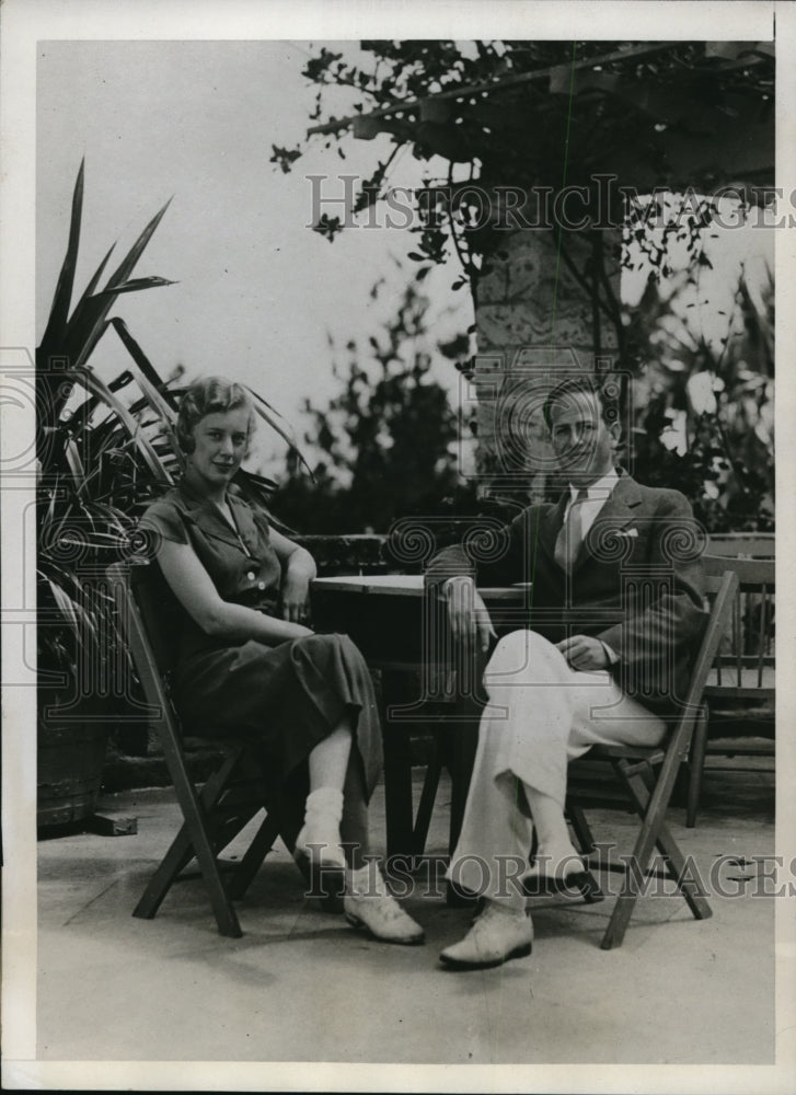 Load image into Gallery viewer, 1933 Press Photo Dr. and Mrs. E. J. Spiegel of Hewlett, L. I.
