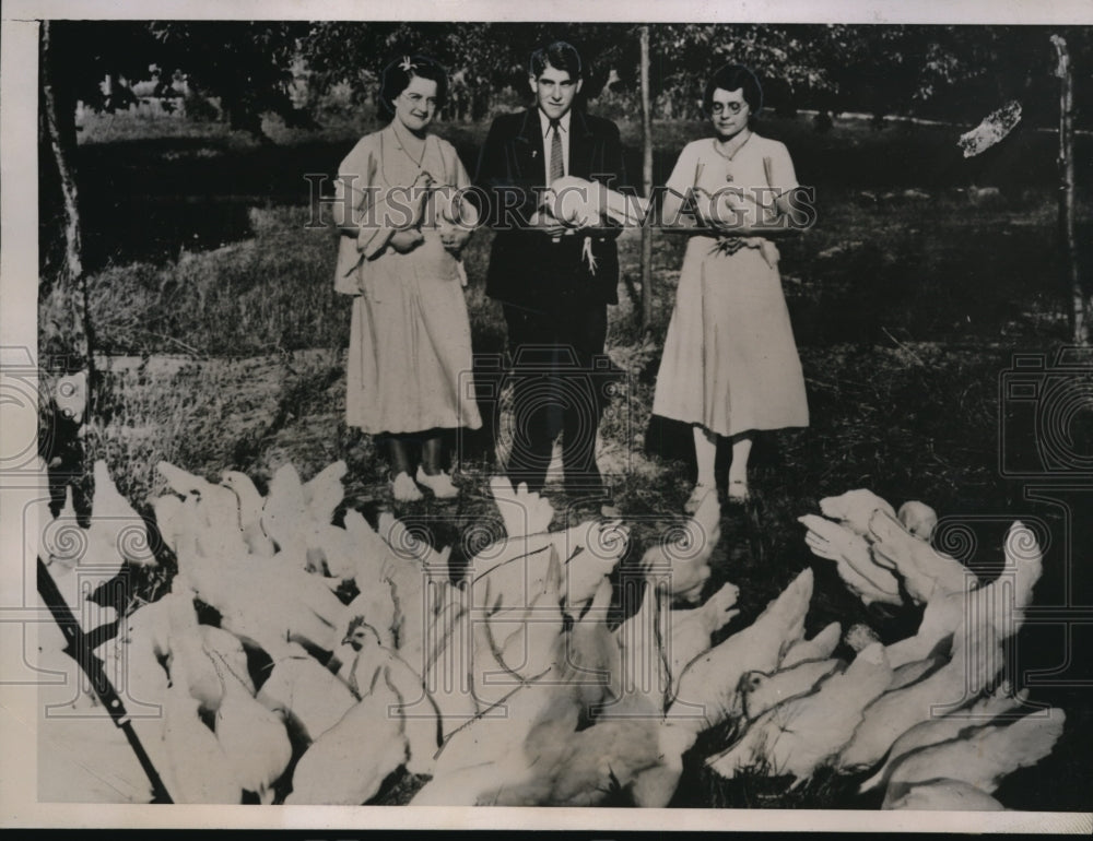 1935 Press Photo Hazel Logan & Martha Smith Haggerstown Ind & hens Taylor U.