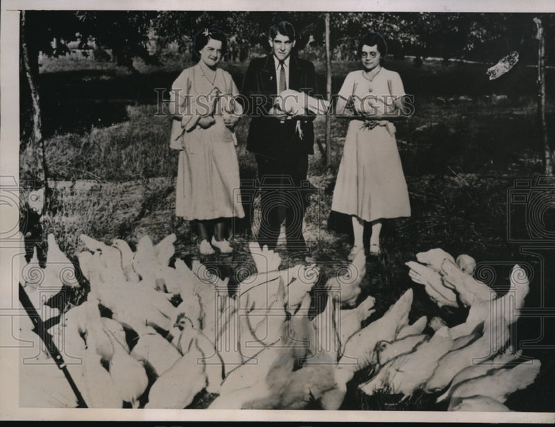 Load image into Gallery viewer, 1935 Press Photo Hazel Logan &amp; Martha Smith Haggerstown Ind &amp; hens Taylor U.
