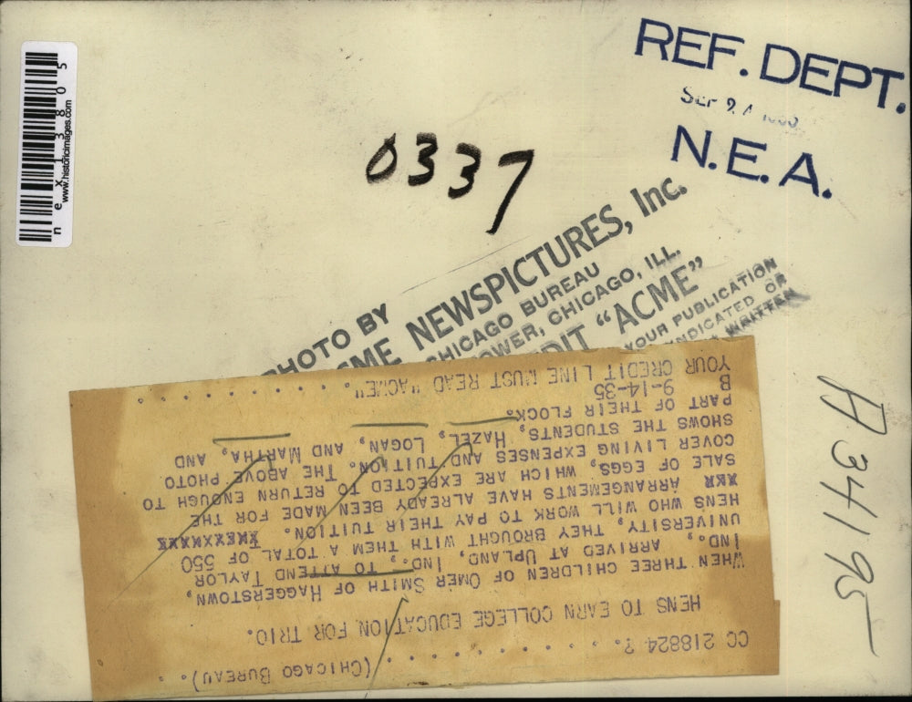 1935 Press Photo Hazel Logan & Martha Smith Haggerstown Ind & hens Taylor U.