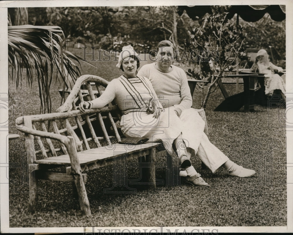 1933 Press Photo Mr & Mrs CE Sawyer of Lake Shore Dr in Chicago in Bermuda