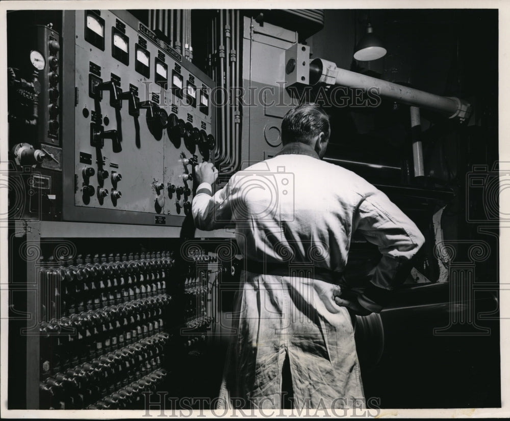 1954 Press Photo Kaiser Aluminum & Chemical Corporations new wide foil mill