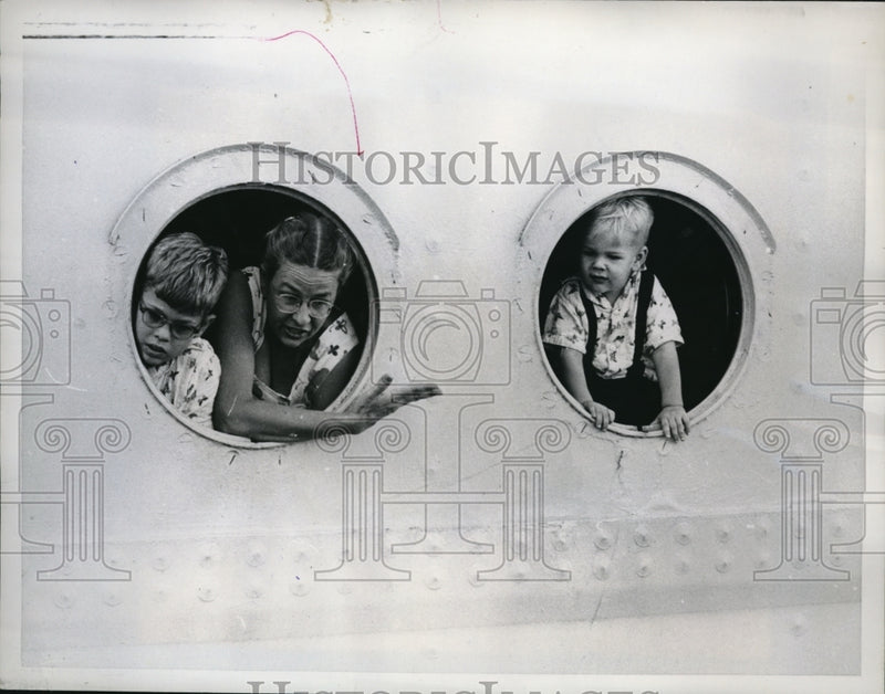 Load image into Gallery viewer, 1961 Press Photo Reciefe Brazil Floyd Preston family on liner Santa Maria
