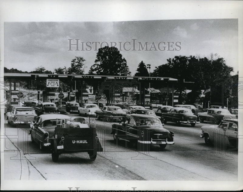 Load image into Gallery viewer, 1961 Press Photo NY State turnpike auto traffic at the toll booths
