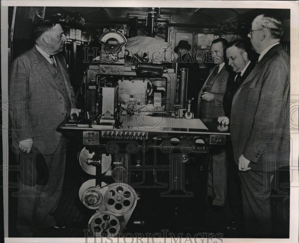 1938 Press Photo C, Watkins, Chairman of the A.A.R. Committee With Experts