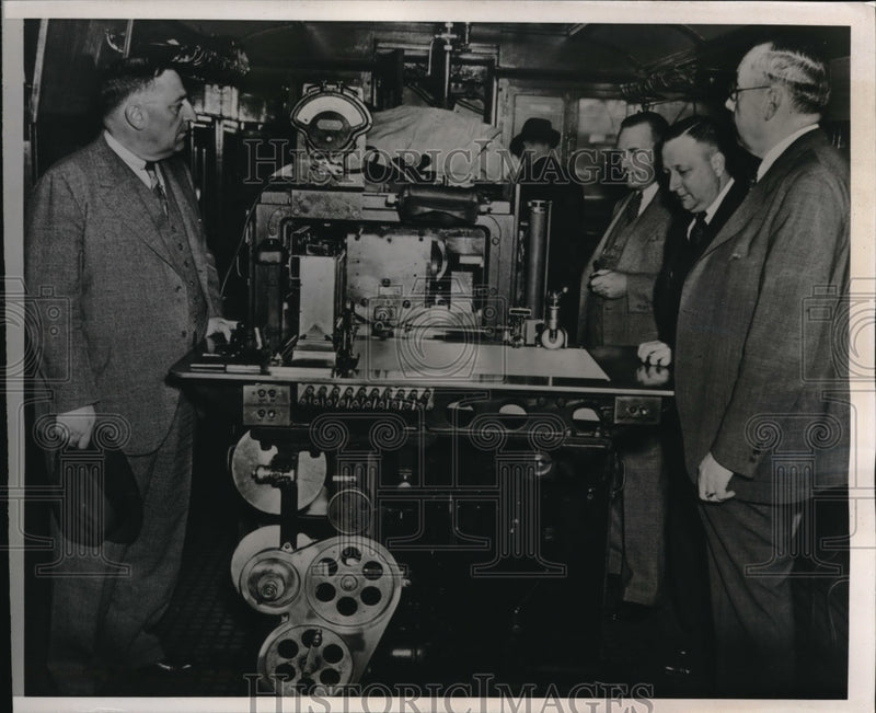 Load image into Gallery viewer, 1938 Press Photo C, Watkins, Chairman of the A.A.R. Committee With Experts
