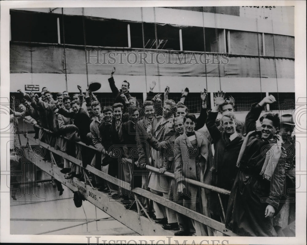 1938 Press Photo Canadian Schoolboys Leaving the Empress of Australia In England
