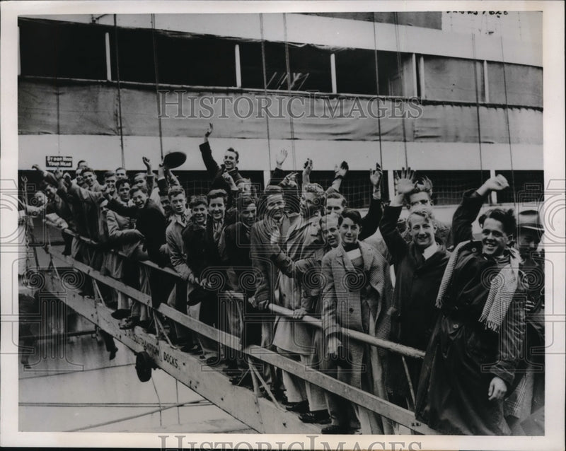 Load image into Gallery viewer, 1938 Press Photo Canadian Schoolboys Leaving the Empress of Australia In England
