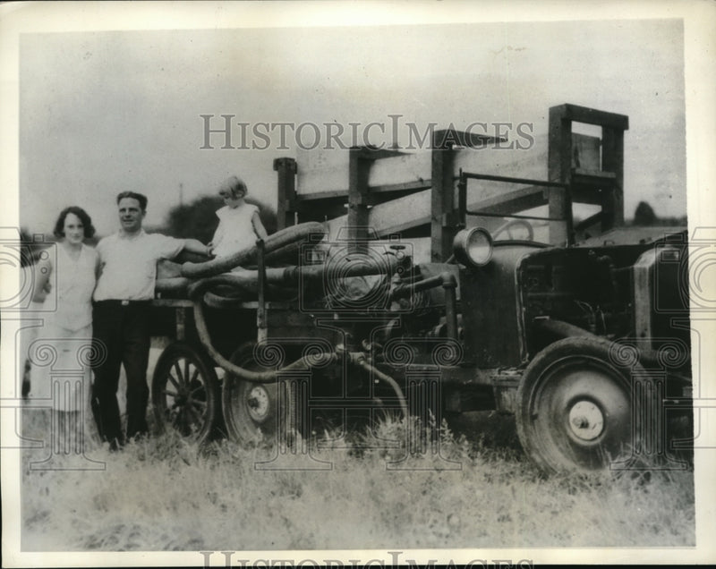 Load image into Gallery viewer, 1932 Press Photo Ja Smith &amp; wife &amp; suction dredge for mining
