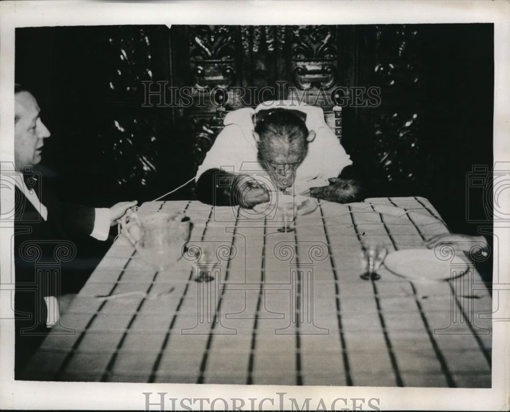 1938 Press Photo Paris France DrMennerat and Fatdu the monkey at dinner