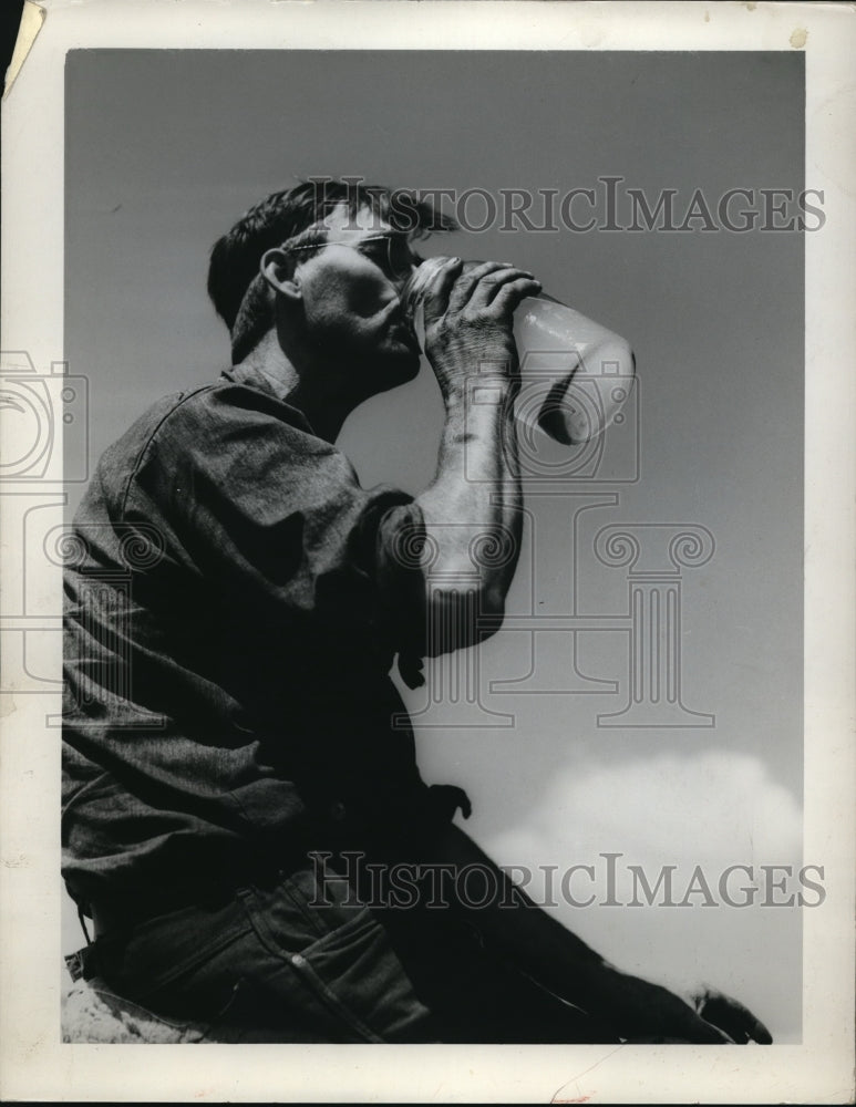 Load image into Gallery viewer, 1940 Press Photo Farmer Ed Reusch with drink of ginger, vinegar, sugar and water
