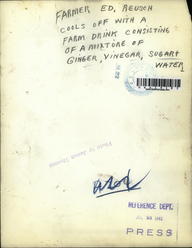 1940 Press Photo Farmer Ed Reusch with drink of ginger, vinegar, sugar and water