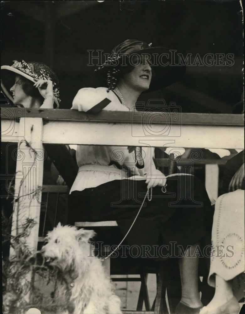 1925 Press Photo Mrs A Sumner Welles at a horse show of the National Capital
