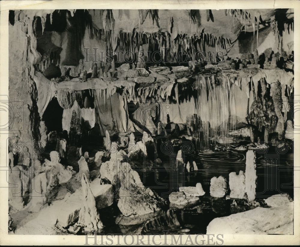 1939 Press Photo A display of stalagtite & stalagmites in a cavern