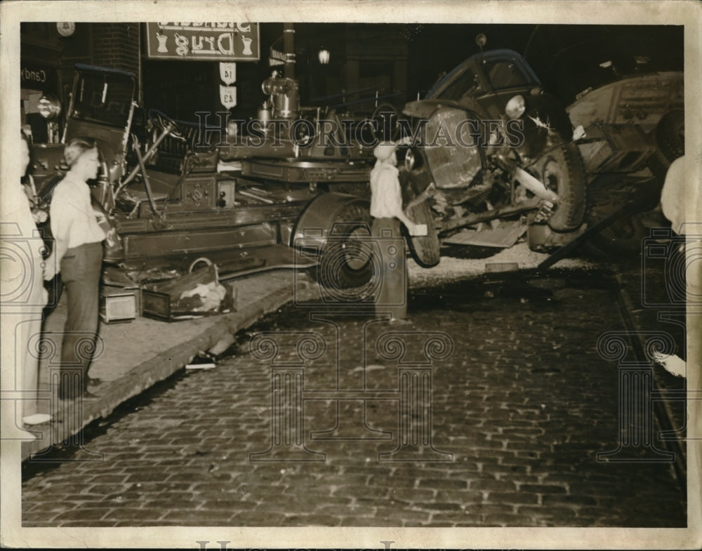 1939 Press Photo crash of truck 4 fireman hurt