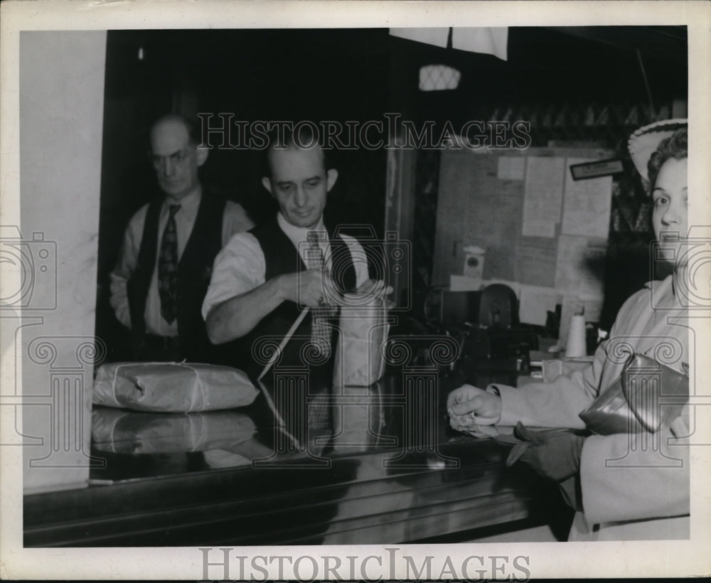1943 Press Photo Benjamin Cichocki parcel post receiving clerk