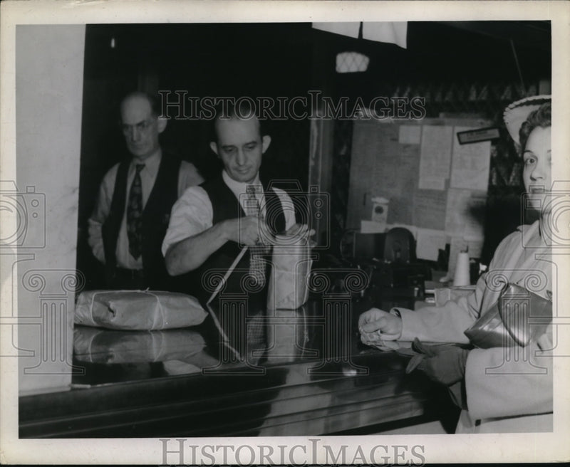 Load image into Gallery viewer, 1943 Press Photo Benjamin Cichocki parcel post receiving clerk
