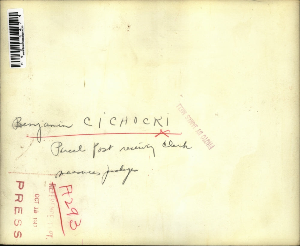 1943 Press Photo Benjamin Cichocki parcel post receiving clerk