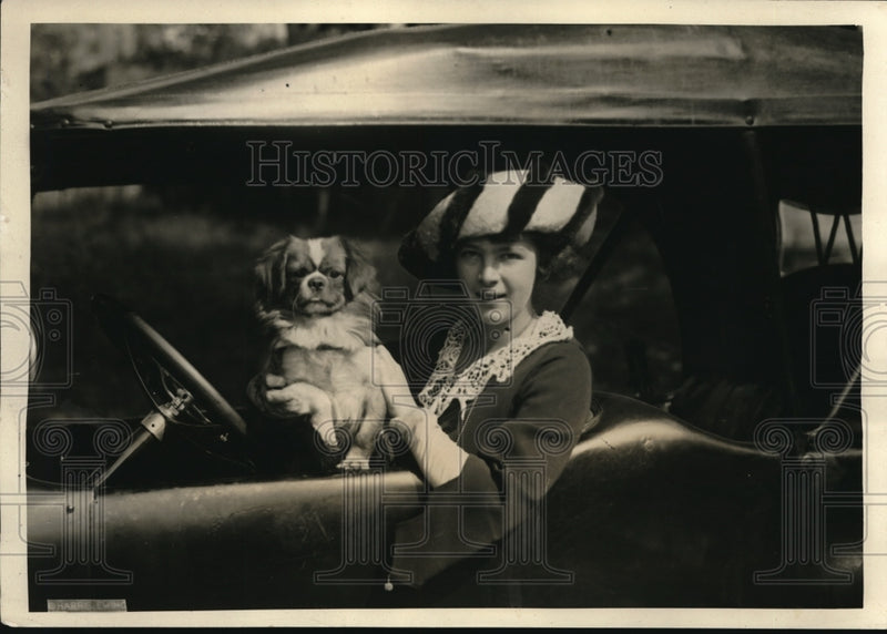 Load image into Gallery viewer, 1922 Press Photo Washington Debutante Emma Stitt, Daughter of Rear Adm. Edward R
