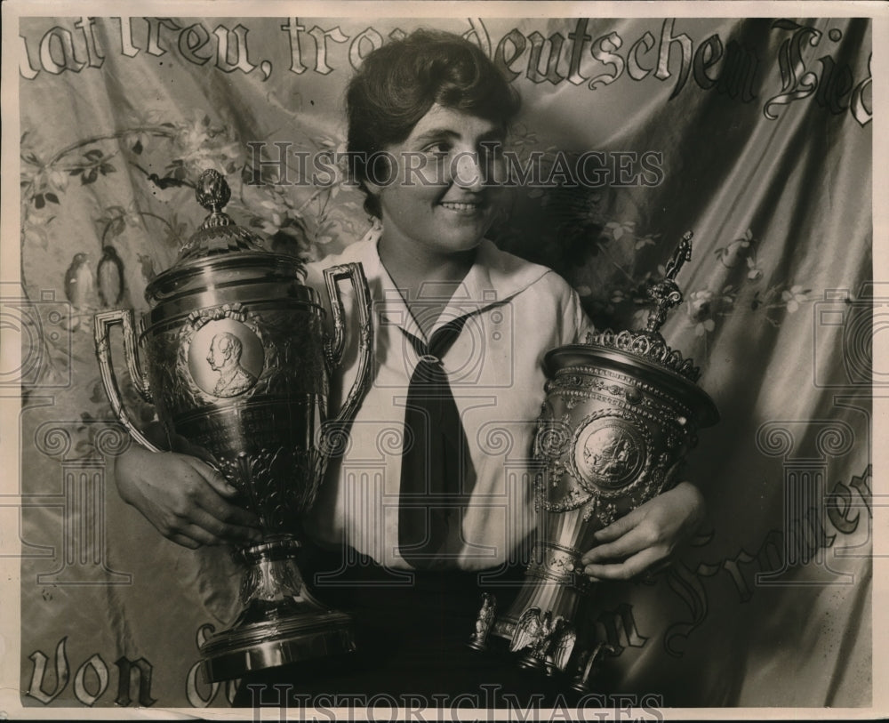 1923 Press Photo German Singer Estelle Escallier, Winner Saengerfest Trophies