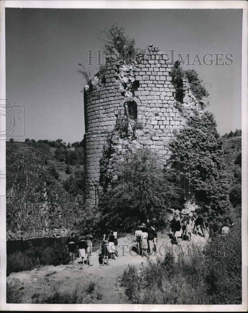 1951 Press Photo Schoolgirls Tour Castle of Crozant Ruins, Creuse France