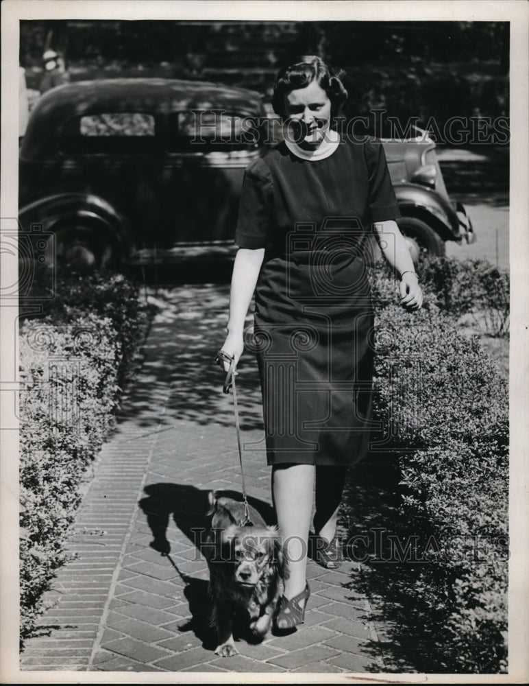 1939 Press Photo Miss Emma with Cocker Spaniel Dog Named Shippy